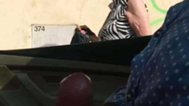 Πορνό χωρίς εγγραφή  Ξανθιά με βιντεο με σεξ κόκκινο φόρεμα αγγίζοντας τα μεγάλα στήθη της στη ρίψη