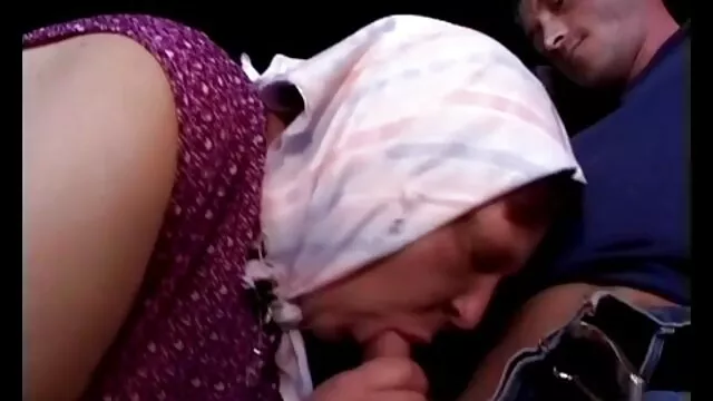 Πορνό χωρίς εγγραφή  Ανοιχτό καστανά μαλλιά με φαλλό στον πρωκτό για να οδηγήσει ένα καπάκι σεξ σε βιντεο στην ανέγερση ενός άνδρα