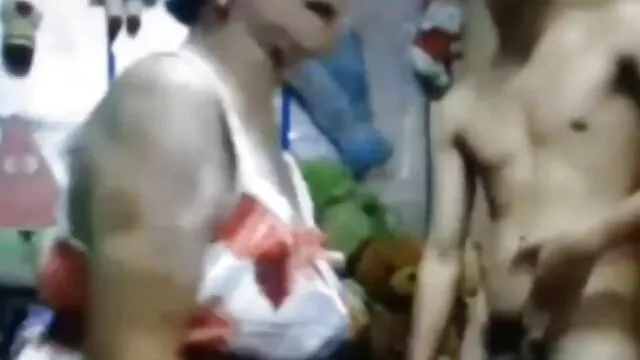 Πορνό χωρίς εγγραφή  Ένα κορίτσι που κοιτάζει έξω από το σεξ τσοντα παράθυρο, όταν ο καθαριστής της πισίνας εγκεφαλικά επεισόδια Ένα MILF είναι το σώμα και το δίνει στο στόμα της
