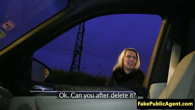 Πορνό χωρίς εγγραφή  Γυναίκα πιπίλισμα κρουνός του φαλακρός εραστής, βιντεακια σεχ ενώ στέκεται στα τέσσερα