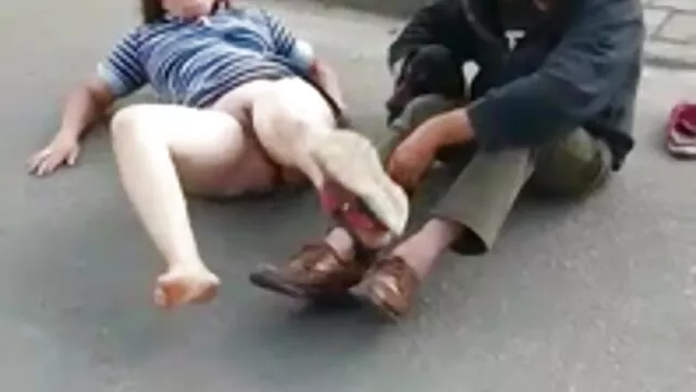 Πορνό χωρίς εγγραφή  Μελαχρινή σε μαύρο νάυλον ολόσωμη φόρμα αυνανισμός με δονητή στο σεξ και βιντεο κρεβάτι