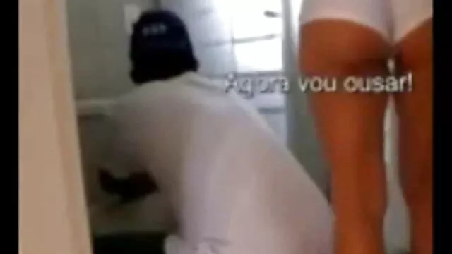Πορνό χωρίς εγγραφή  Κοκαλιάρικο πρωκτικο σεξ πορνο κορίτσι να βγάζει τα ρούχα της και να πηδάει έναν άντρα με σφιχτό κώλο