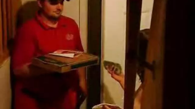 Πορνό χωρίς εγγραφή  Γυμνά κορίτσια σε ψηλά καυλωμενεσ νοικοκυρεσ τακούνια αποσπάσουν μεγάλα στήθη σε σιδερένιο κρεβάτι