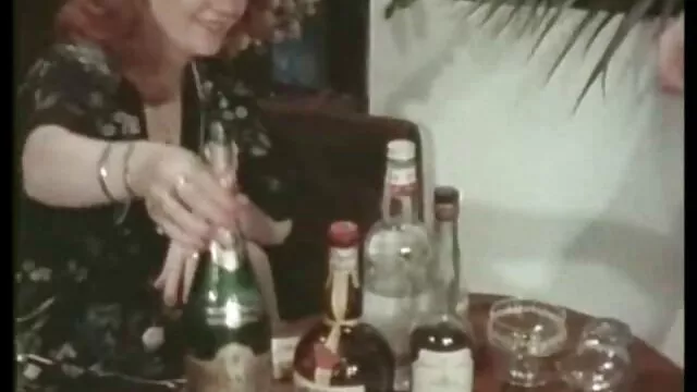 Πορνό χωρίς εγγραφή  Νοικοκυρά γδύνεται στην κουζίνα και σεξ βιντεο δωρεαν πρωκτικό δονητή