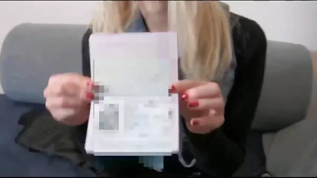 Πορνό χωρίς εγγραφή  MILF σε ένα ωριμεσσεξ φωτεινό χρώμα Μπουρνούζι στο γυμνό σώμα στην κουζίνα