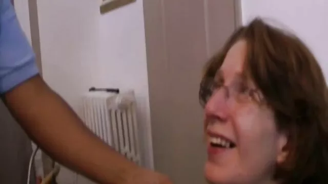 Πορνό χωρίς εγγραφή  Η μελαχρινή ωριμεσ σεξ αποδεικνύει την ικανότητά της να πιπιλίζουν κόκορας και να δώσει το μουνί της για τη ρίψη
