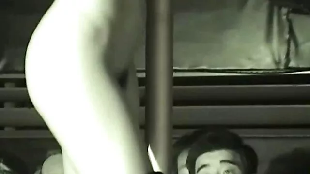 Πορνό χωρίς εγγραφή  Οι άνδρες με χτένισμα στο κάτω μέρος της εργασίας Skrillex μπροστά από τον υπολογιστή, ενώ η γυναίκα του δίνει μια γερμανικοσεχ πίπα
