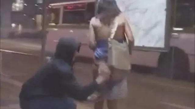 Πορνό χωρίς εγγραφή  Fockers χτυπάει πορνό σωλήνα κοκκινομάλλα μαμά με ένα μεγάλο στόμα σε όλες τις υποδοχές ταυτόχρονα