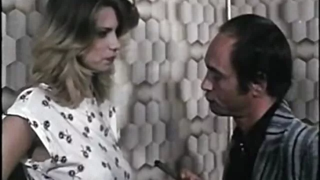 Πορνό χωρίς εγγραφή  Εραστής δίνει από του στόματος και το βίδωμα μια ώριμη gamisi ston kolo γυναίκα