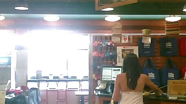 Πορνό χωρίς εγγραφή  Μια ομάδα νεαρών αγελάδων παρατάσσονται για να κάνουν σεξ με ένα binteo gamhsia άτομο