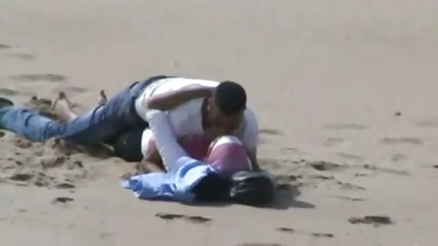 Πορνό χωρίς εγγραφή  Στην καρέκλα, μια μαύρη γυναίκα με Πεσμένα Στήθη γαμήσει τον εαυτό σκληρο σεξ βιντεο της με καουτσούκ πουλί