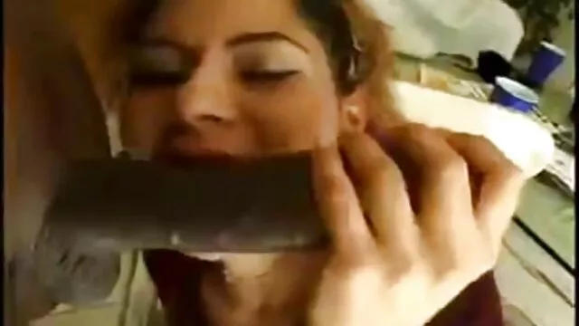 Πορνό χωρίς εγγραφή  Μελαχρινή gamisia me mama με σαρκωμένο χείλη δείχνει βυζιά στην κάμερα